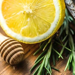 Rejuvenece tu rostro con esta mascarilla de yogurt, miel y limón