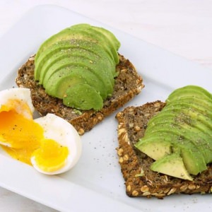 5 desayunos altos en proteínas que prepararás en 5 minutos (o menos)