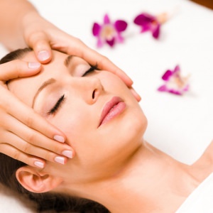 Masajes faciales para moldear el rostro Â¡Te decimos cÃ³mo hacerlo!